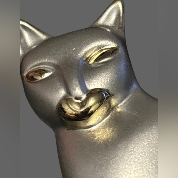 Satin and Glossy Finish Gold Tone Metal Sitting Cat Brooch 2.5” X 2” - Picture 8 of 11